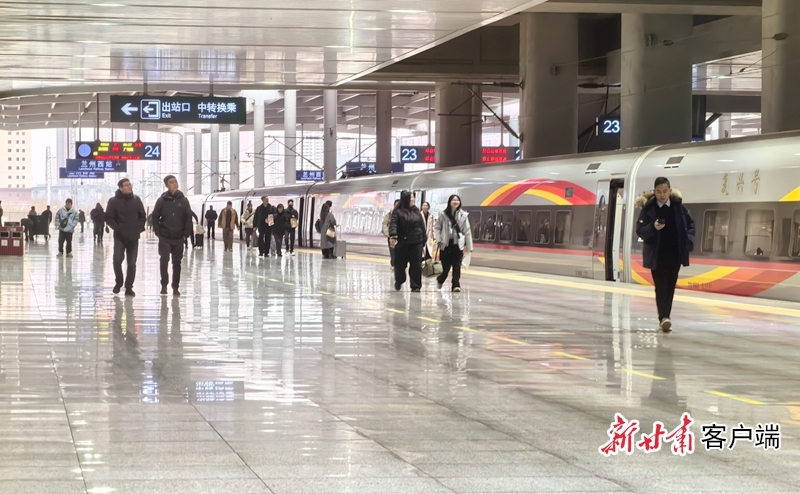 春运期间,旅客乘坐火车出行。