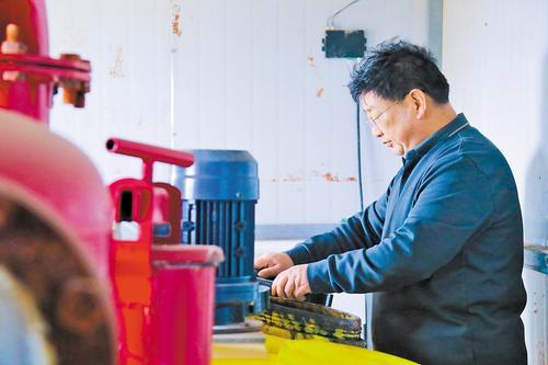 3月11日，沧州银龙塑业有限公司负责人生振锐正在控制室内操作智能节水灌溉及排水系统。 本报见习记者 郭庆峰摄