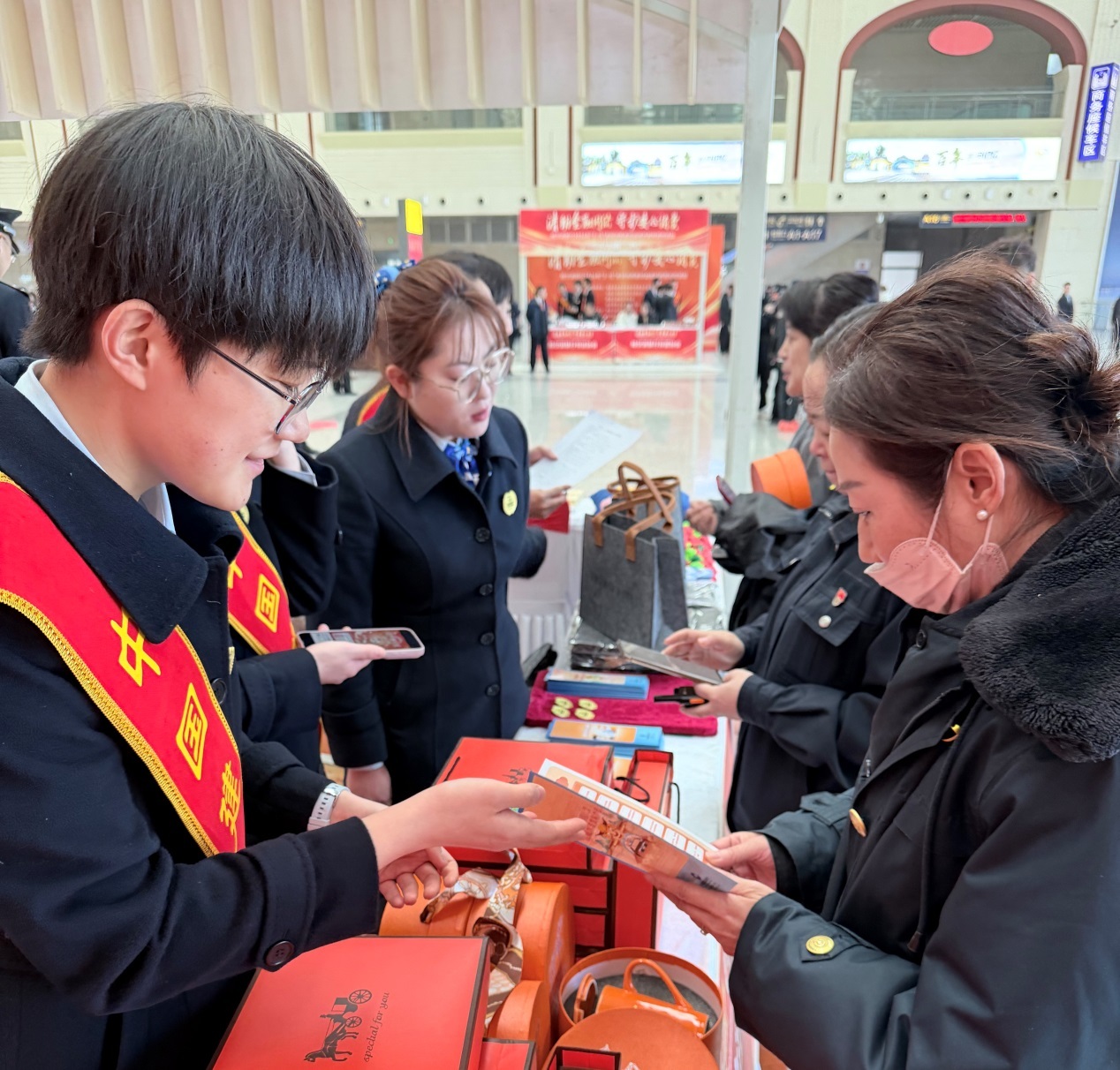 （建设银行哈尔滨南岗支行组建消保宣讲队，在哈尔滨西客站设立宣传咨询点）