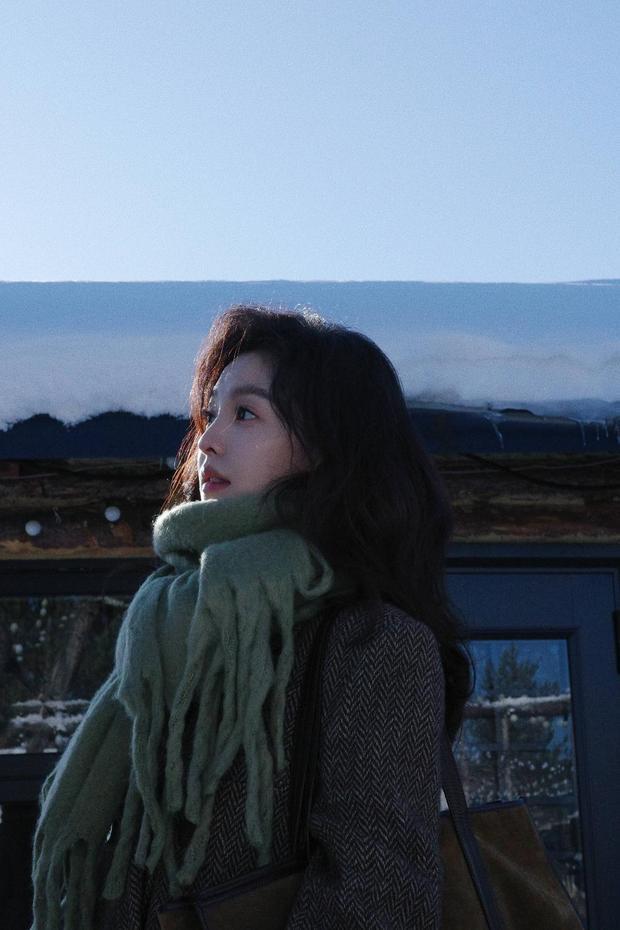 搜狐娱乐讯 3月16日，章若楠公开一组随拍，照片里的她穿着大衣，长发微卷，侧脸精致，优雅大方。