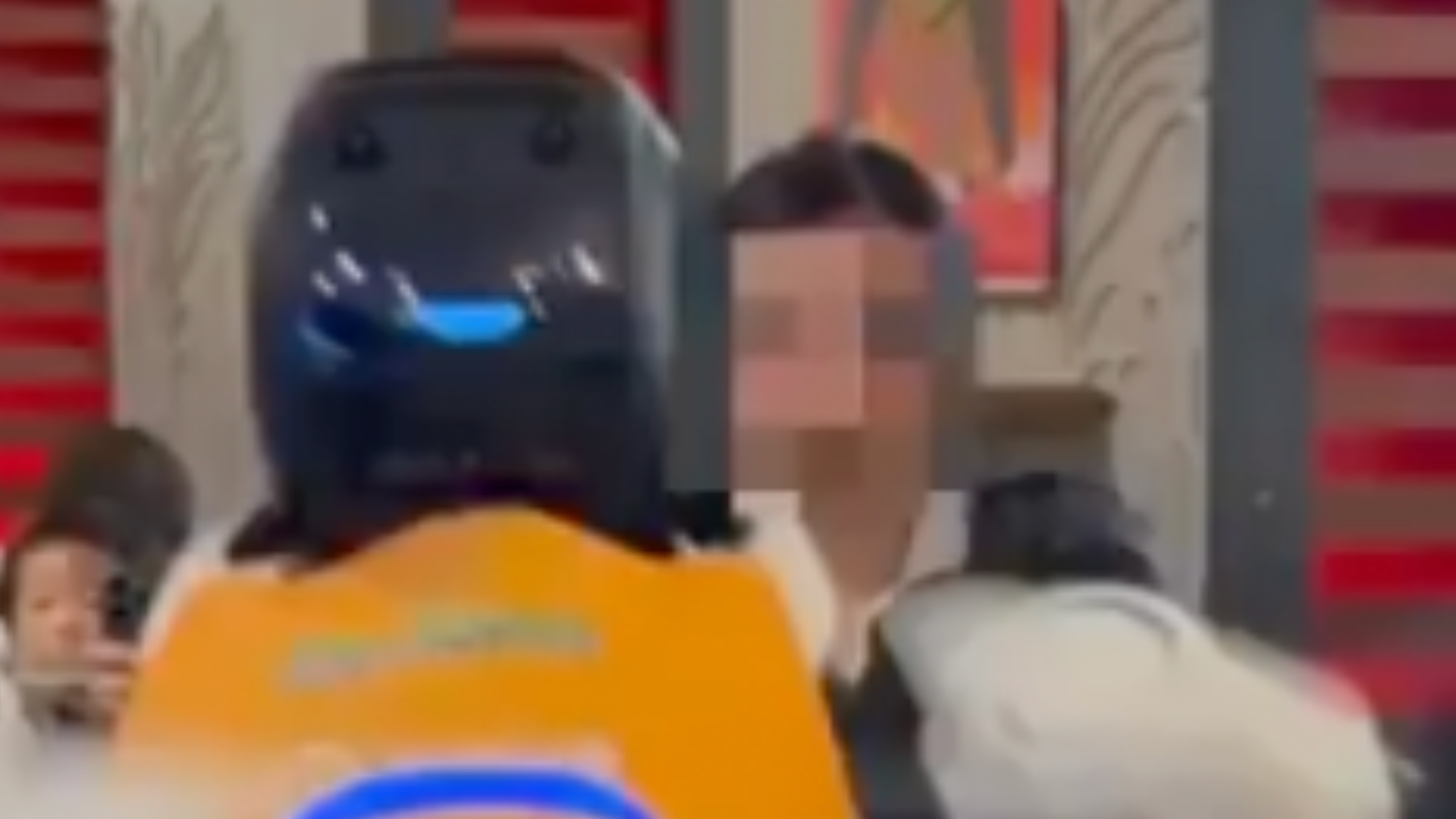 机器人“大闹”加州海底捞！跳着跳着突然失控，把桌上东西给掀了，三名服务员都摁不住