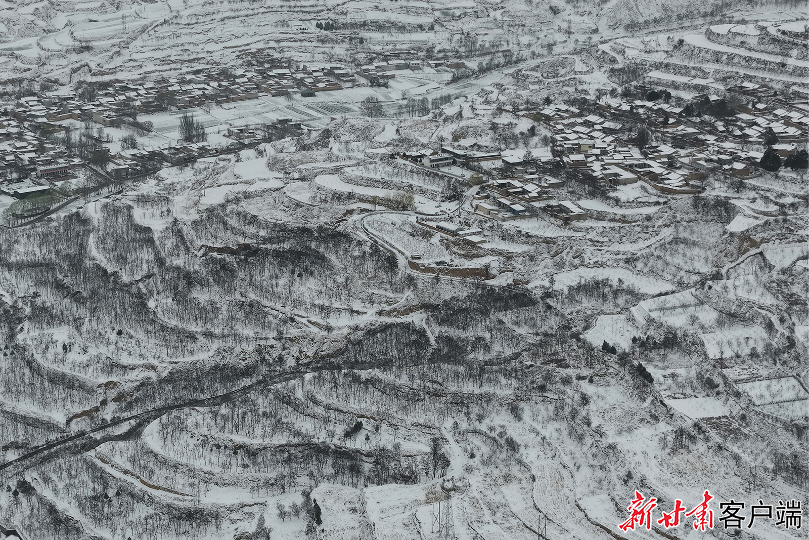 3月14日，武山县迎来降雪天气，山峦上的梯田银装素裹，仿佛写意水墨画，尽显雄浑与诗意。新甘肃&middot;甘肃日报通讯员　宋佳龙