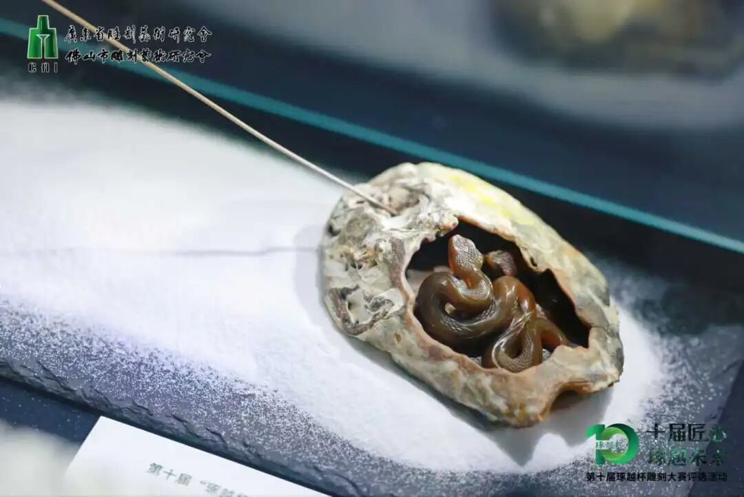 △ 作品《灵》名取自“天地氤氲,万物化醇”,刻画双蛇在混沌中相依共生的姿态,获第十届“琢越杯”雕刻大赛铜奖。受访者供图