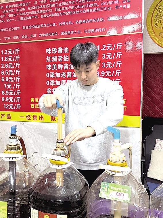 陈好天正在工作中。