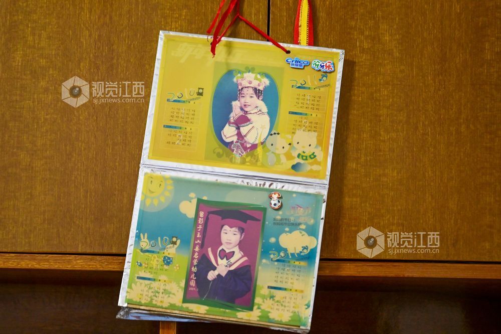 2月26日，在江西玉山县，许詹琪家中还挂着她儿时的写真挂历，上面写着：“妈妈的节日，祝妈妈节日快乐！”