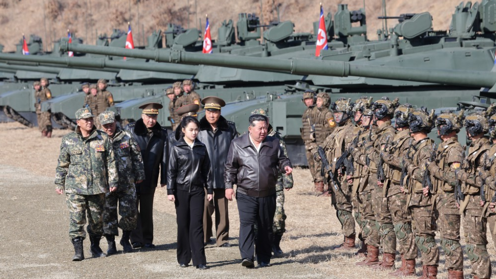 金正恩携女视察坦克兵部队