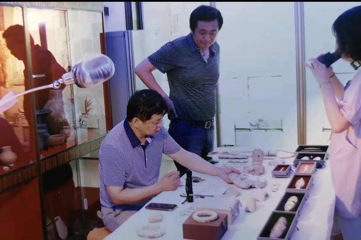 国内顶级专家学者对乔木馆藏的红山玉器和打制细石器逐一给出鉴定意见