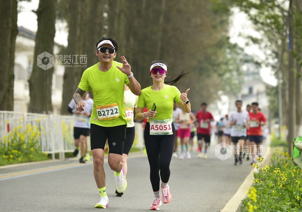 2026年3月15日，南昌半程马拉松开赛，选手们并肩奔跑，驰骋赛道。