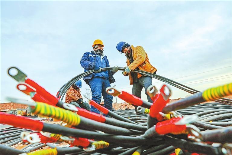 华景丝路300MW/1200MWh独立储能电站项目建设现场，施工人员进行安装调试作业。