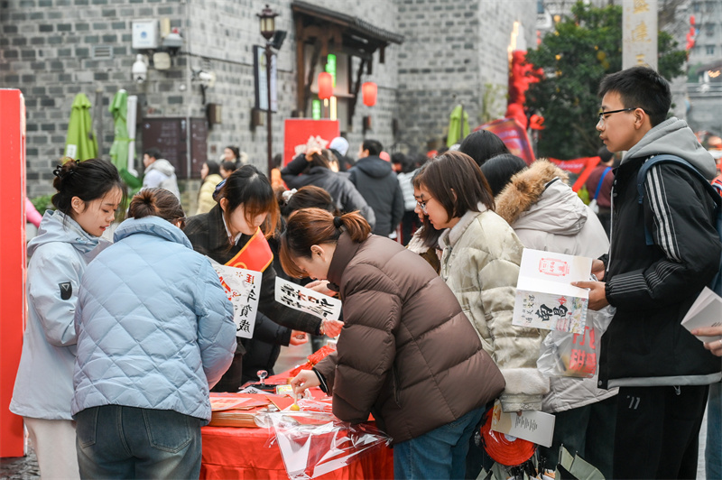 江西中行在万寿宫举办“迎春集福贺新年 守护钱袋享安康”金融教育活动，吸引广大群众驻足参与。