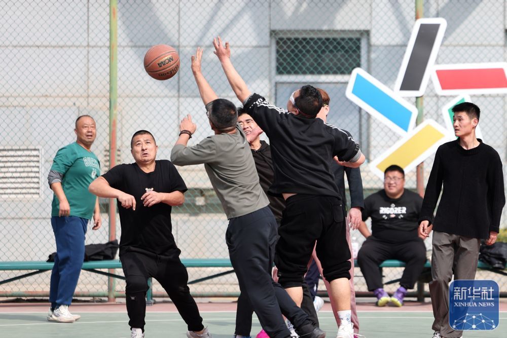 3月17日，市民在兰州市体育公园的篮球场打篮球。