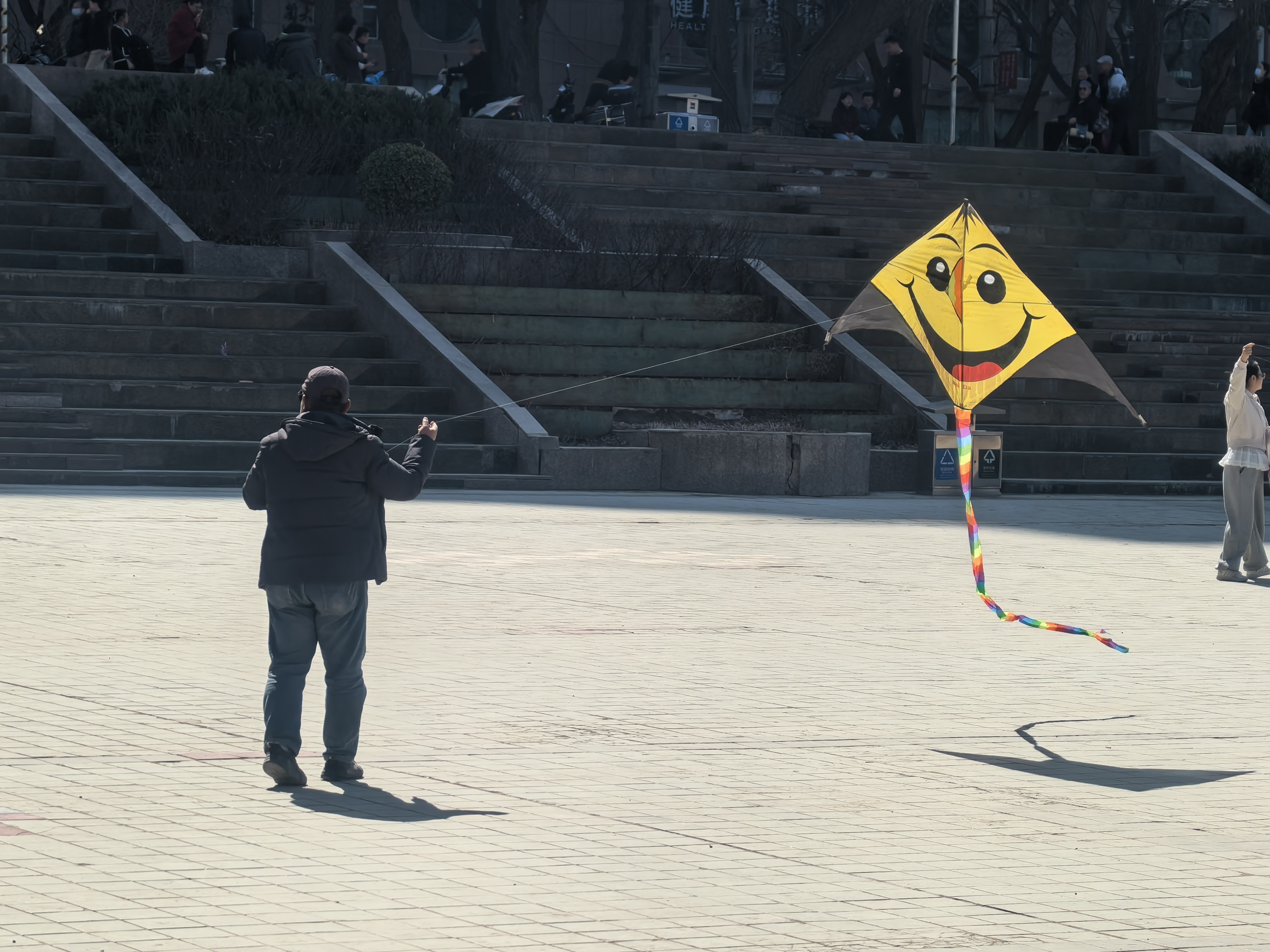 市民在近水平台放风筝