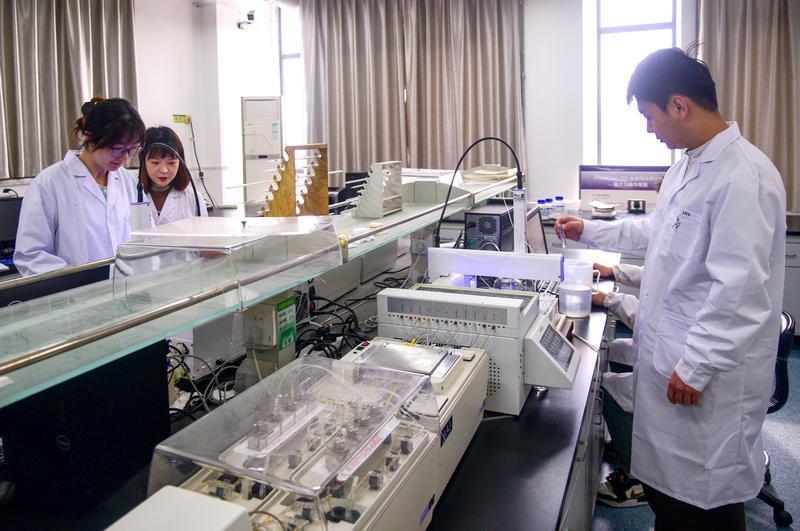 在西北农林科技大学资源环境学院实验室里，科研人员正忙着对秦岭北麓采集的土壤样本进行检测。