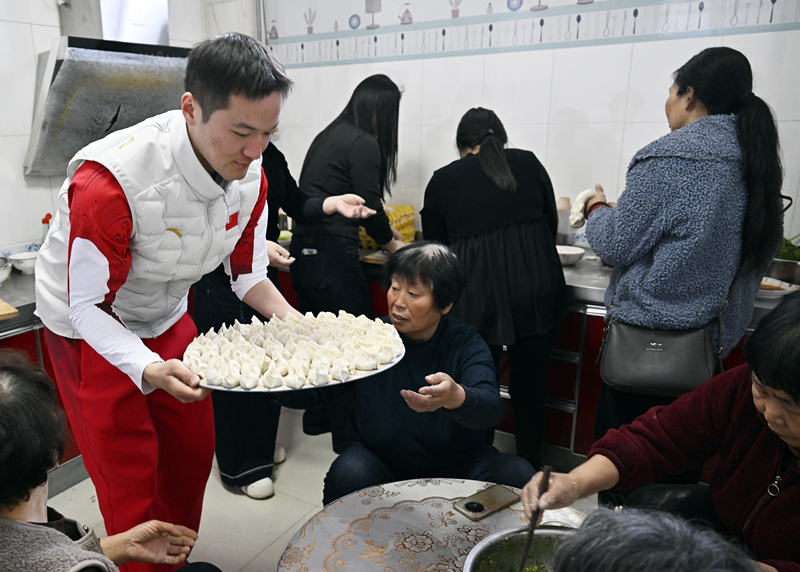 3月20日，纪立家和家人一起包饺子。