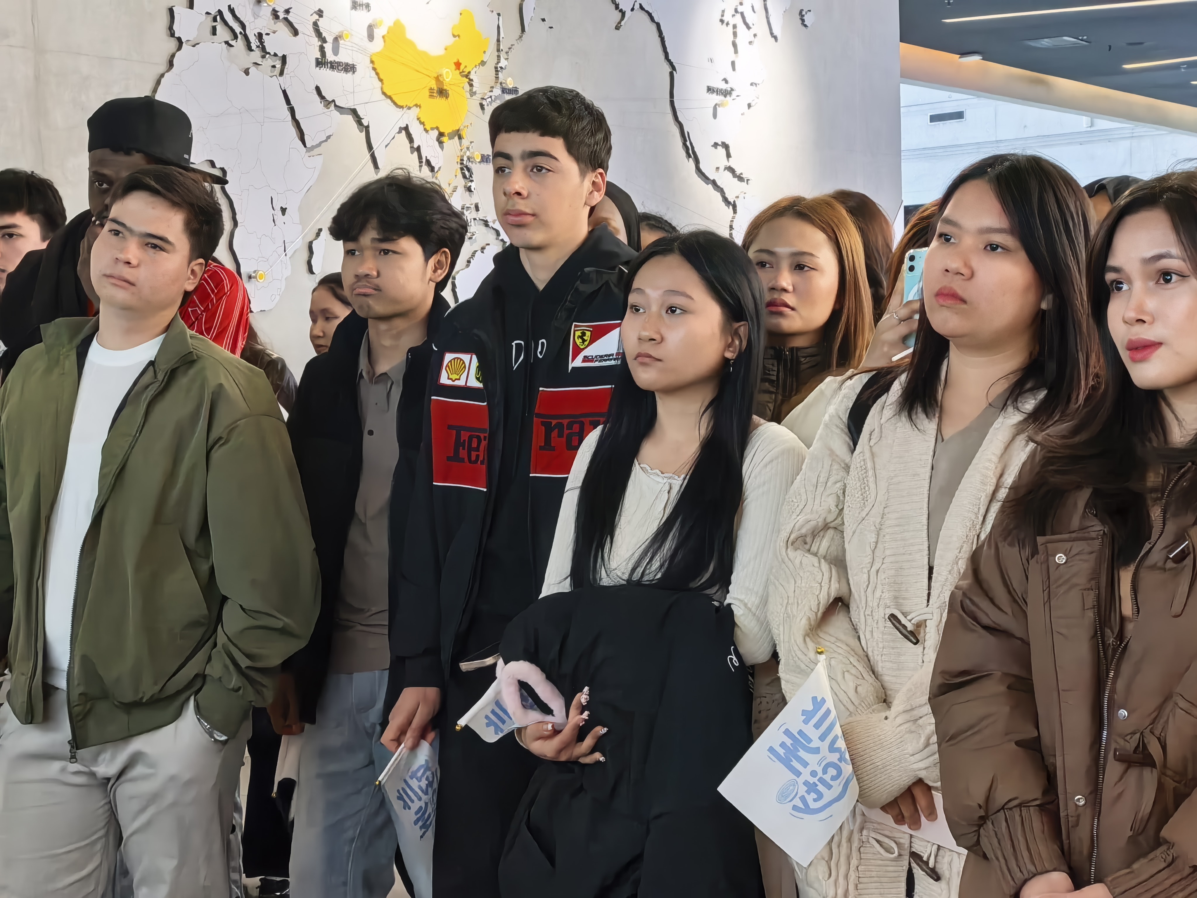 留学生聆听讲解