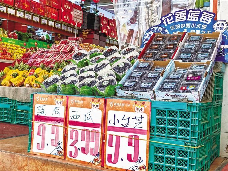 水果店门前，蓝莓被摆放在显眼位置。