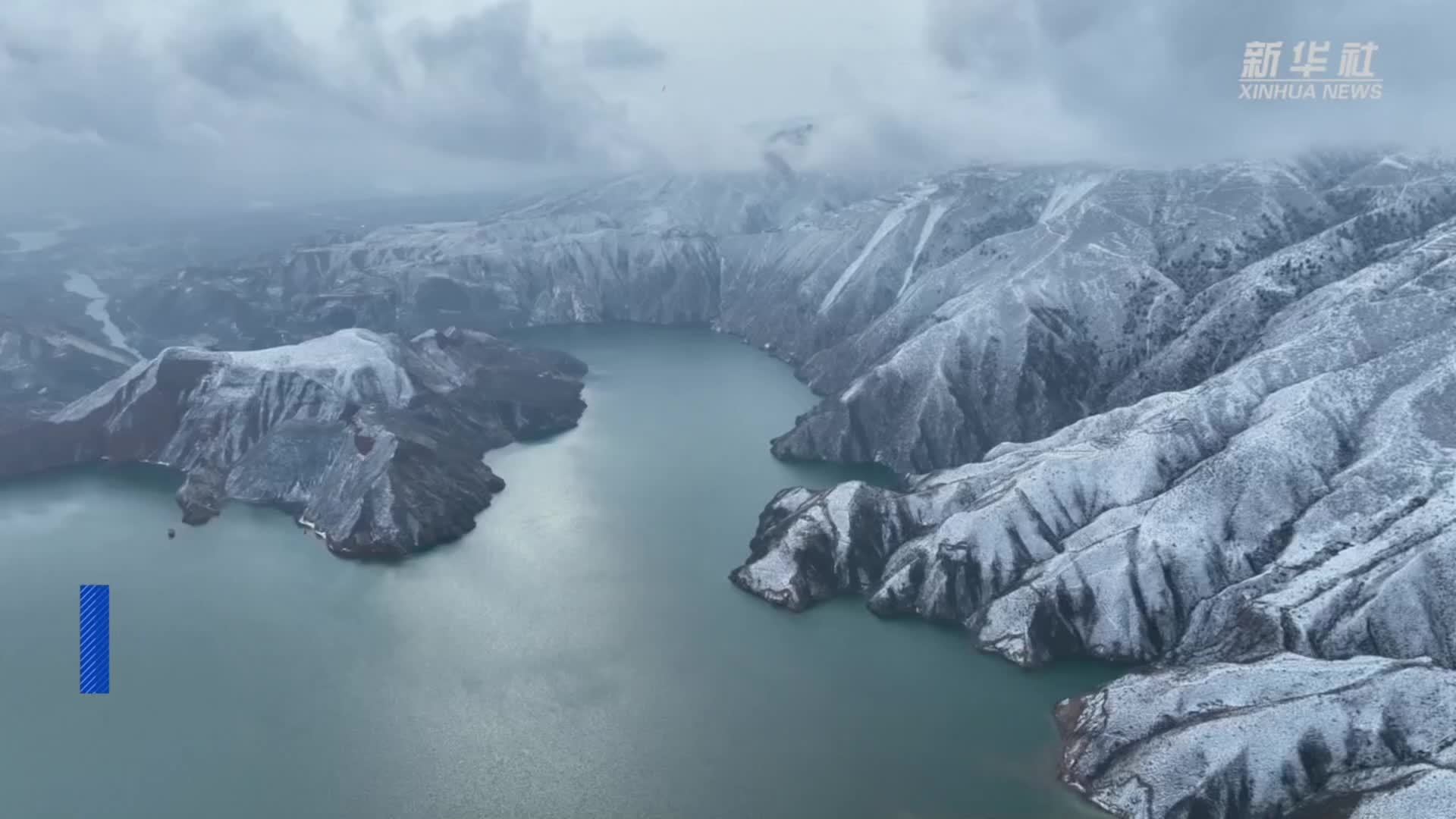 青海黄南：雪润丹霞美