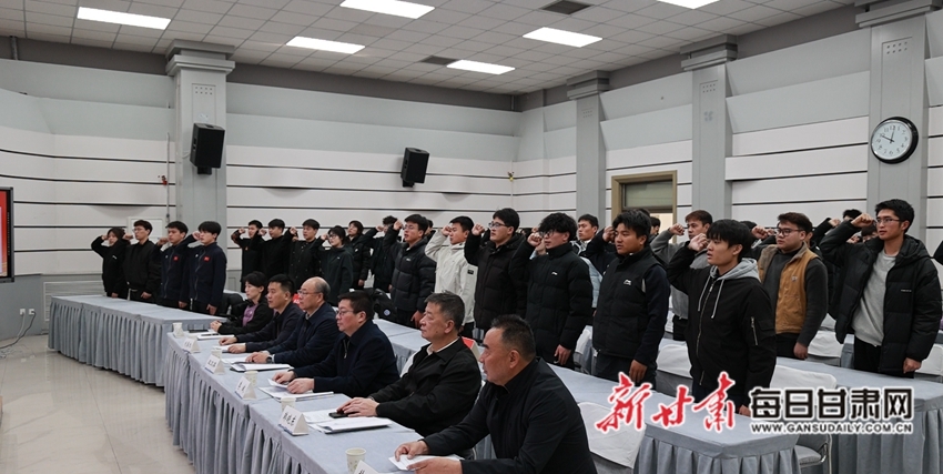 支教学生集体宣誓