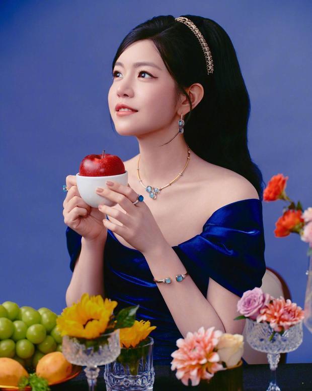 陈妍希绽放温柔笑容,魅力十足。