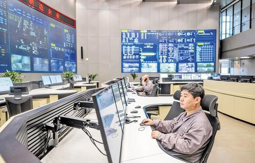 近日，在河钢集团唐钢公司生产调度指挥中心的大屏幕上，各类生产数据实时显示。 本报记者 赵杰摄