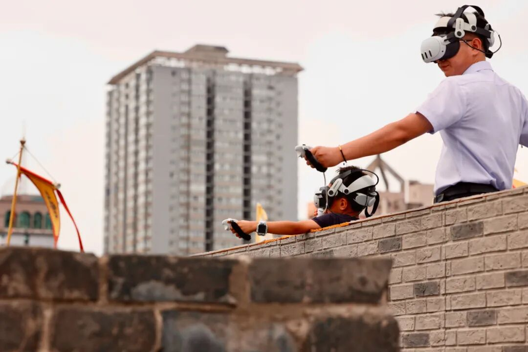 市民在城墙上体验MR混合现实项目（资料图）