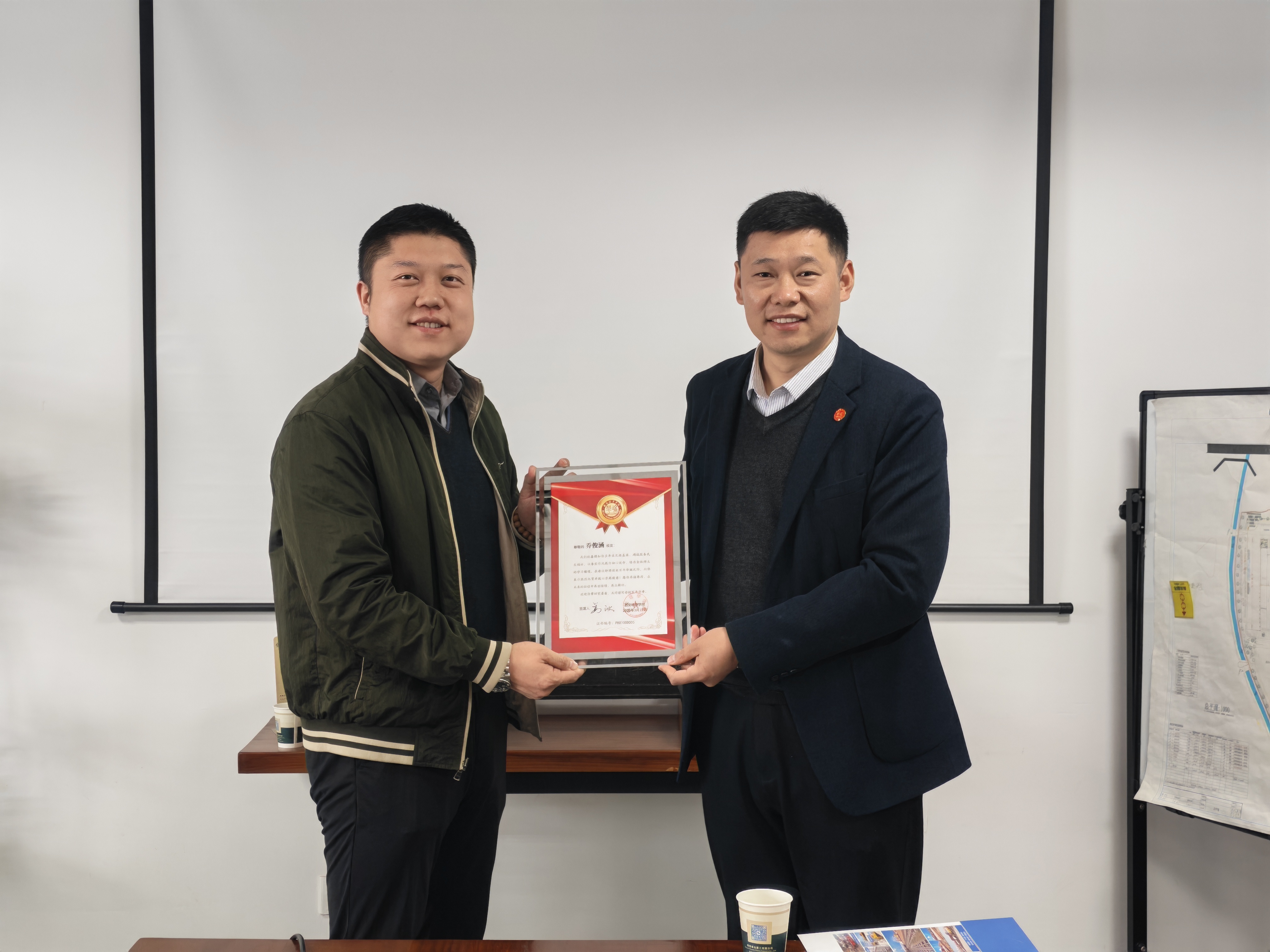 蔡亮副书记代表理事长姜波为校友颁发慰问信