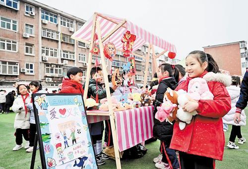 3月5日，石家庄市雷锋小学学生在参加红领巾爱心义卖活动。活动收入用于为西藏、新疆两地3所手拉手学校小伙伴圆梦。 本报记者 赵永辉摄