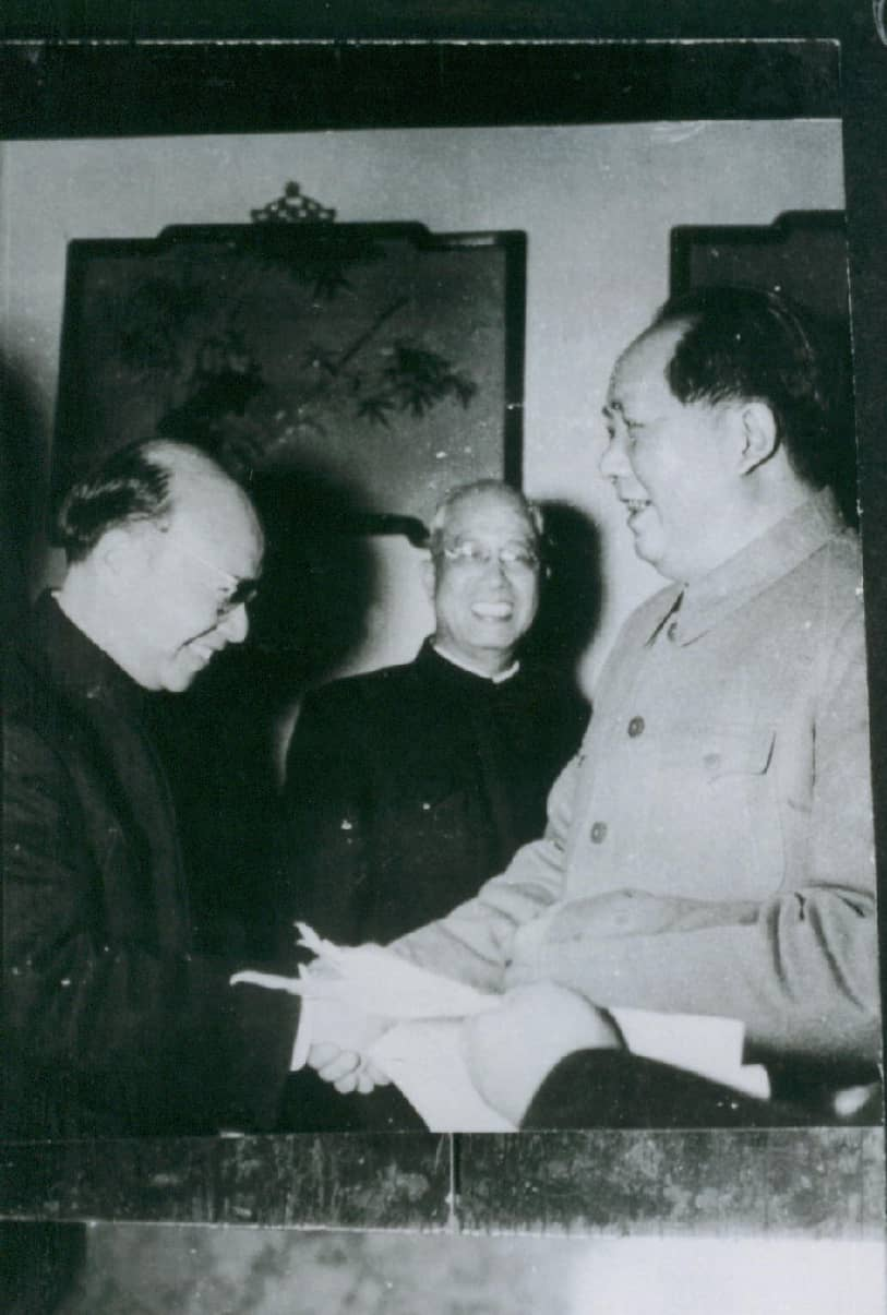 1956年2月,毛泽东接见上海青年话剧团团长熊佛西。