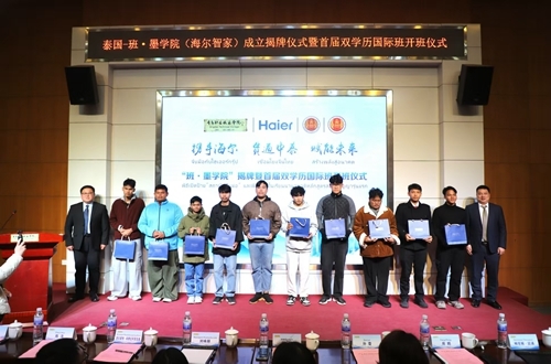 房鹏与孙会扬共同为泰国学生发放入学礼包