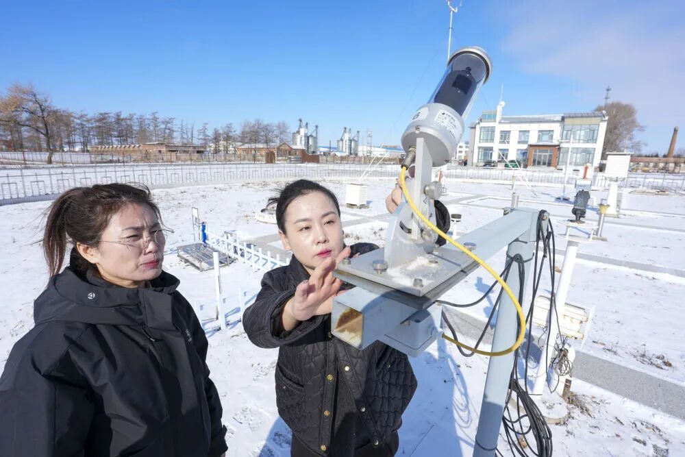  　2月28日，在黑龙江北大荒农业股份有限公司友谊分公司，气象站工作人员正在维护设备。
