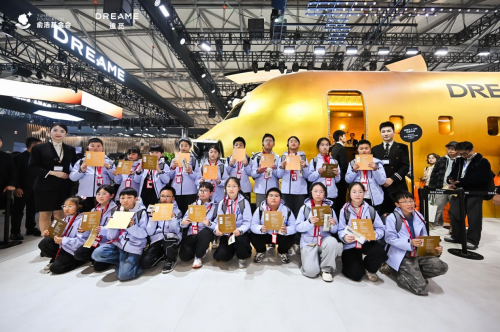 图：小小科学家在AWE追觅宇宙展馆天空宇宙展区