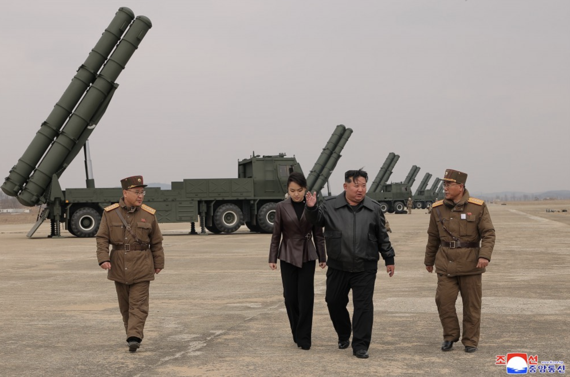朝鲜远程炮兵部队火力打击训练,金正恩携女现场观摩