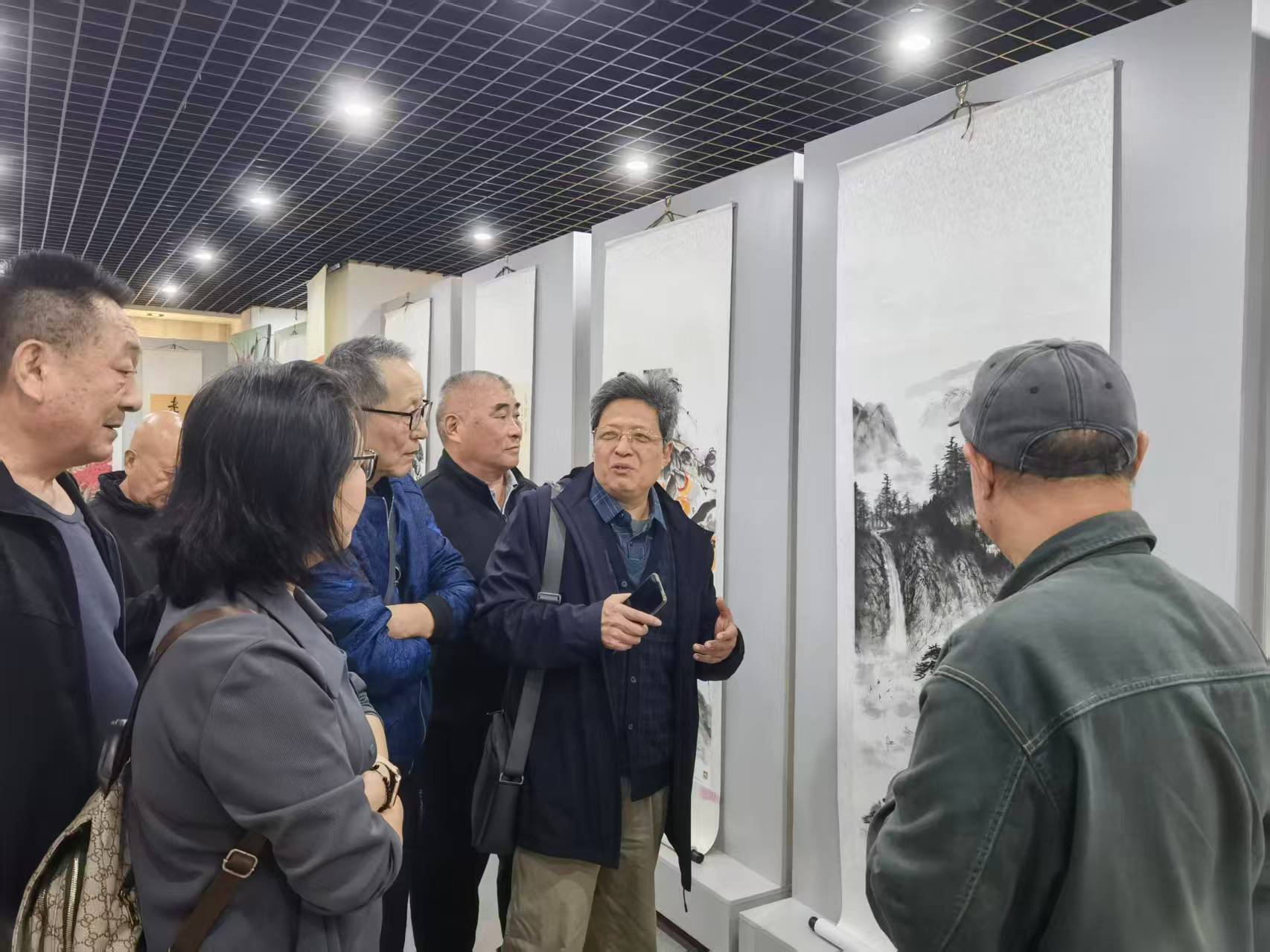 房公前：六十八岁再“创业”，他把工笔画“画”成了社区风景