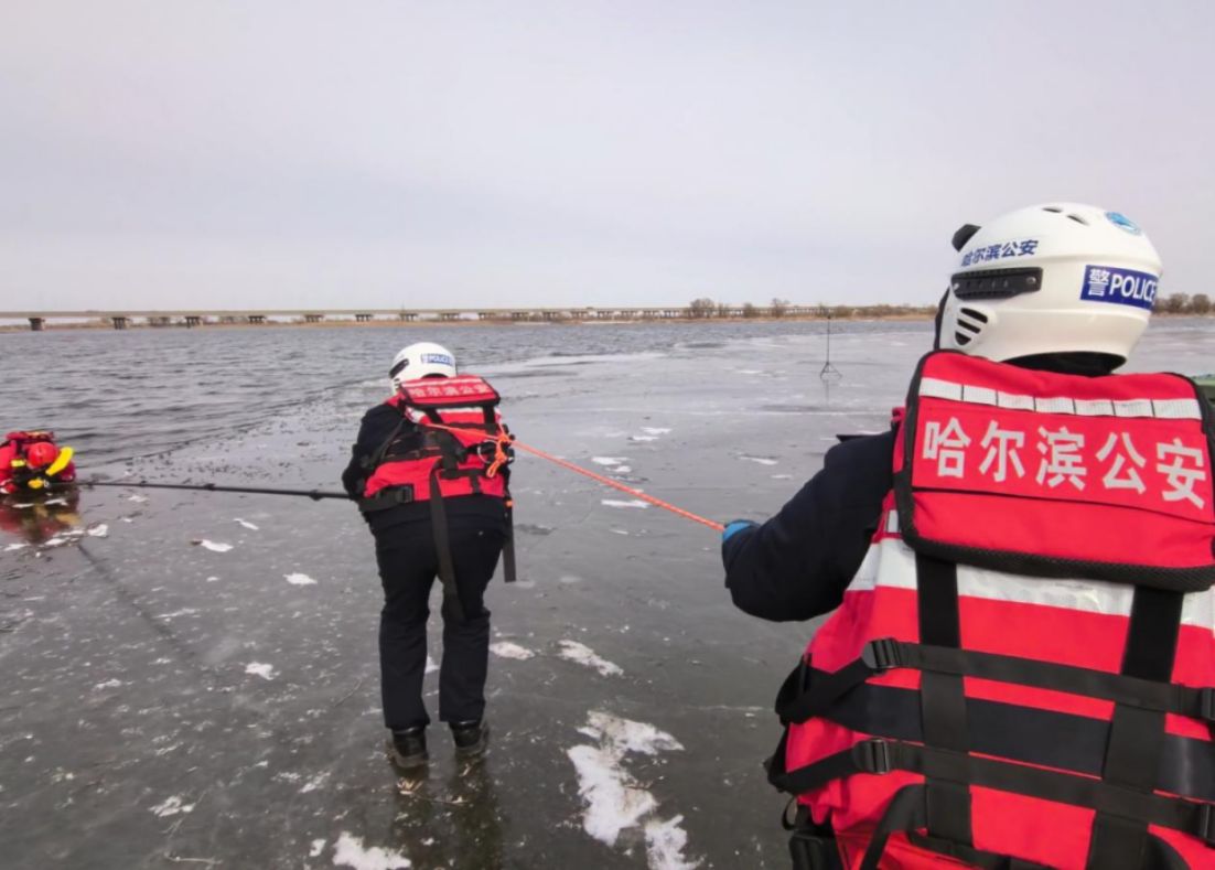 民警利用救援绳开展救援演练