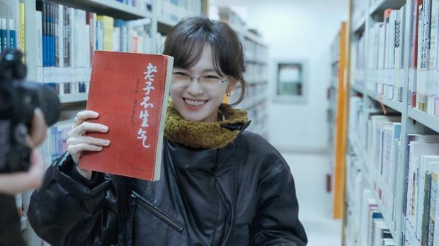 文淇手里拿着《老子不生气》一书。