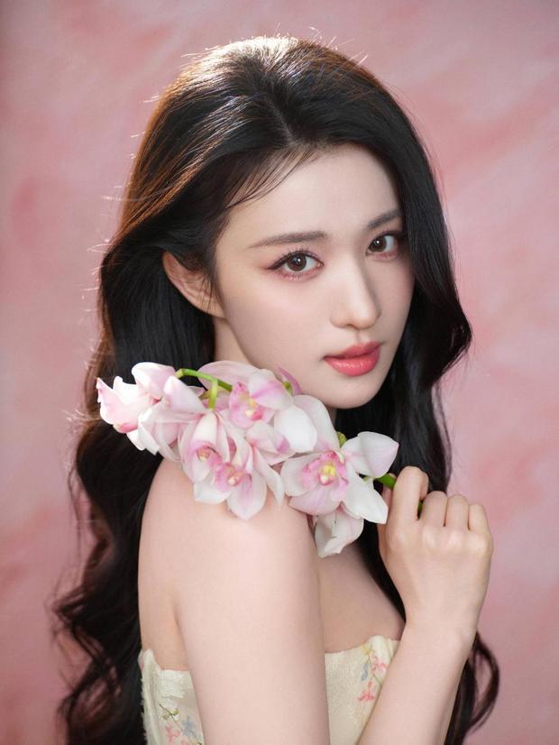 王楚然美貌养眼，眼神撩人。