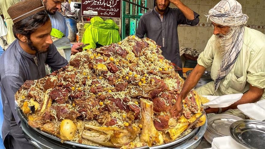 巴基斯坦街头美食巨型手抓羊肉饭