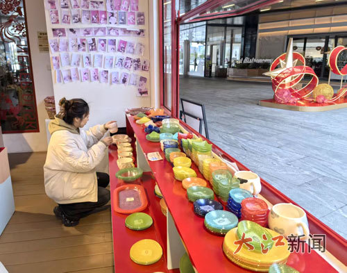 一名顾客在“Never Dusk日不落”店内挑选宠物用品。