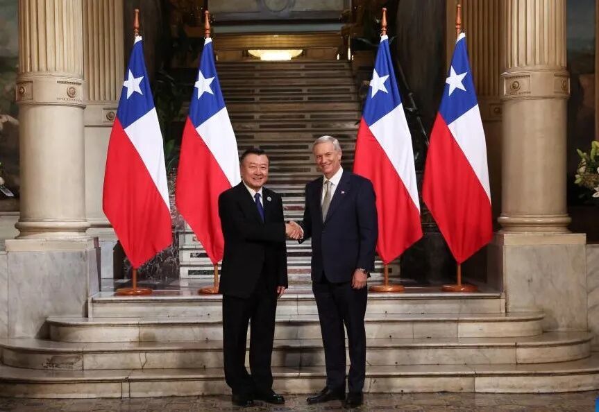 ▎2026年3月10日,智利当选总统何塞·安东尼奥·卡斯特在智利首都圣地亚哥会见了中国特使倪虹。图源:新华社