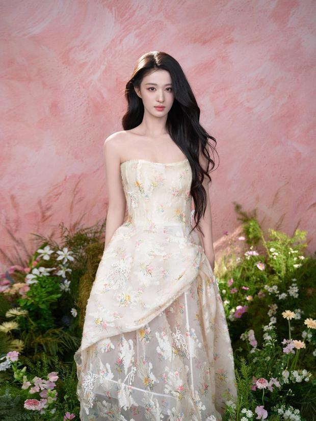 王楚然一头波浪秀发柔顺有光泽，女神范儿十足。