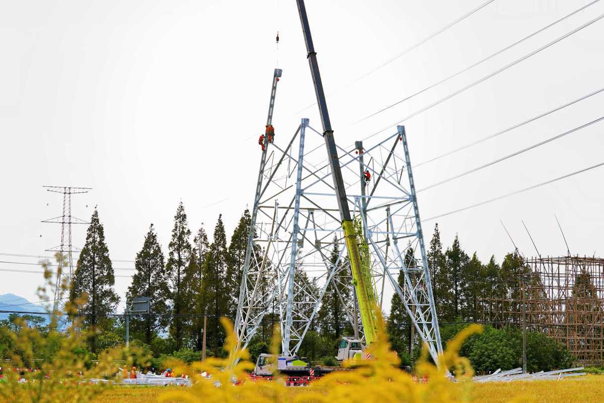 2025年10月28日，在余姚马渚镇四联村，甘浙特高压直流受端500千伏配套工程施工现场，施工人员正在组立500千伏铁塔。吕洪波摄1.jpg
