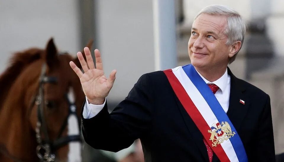 ▎2026年3月12日,智利新任总统何塞·安东尼奥·卡斯特于圣地亚哥乘坐敞篷汽车时挥手致意。图源:路透社