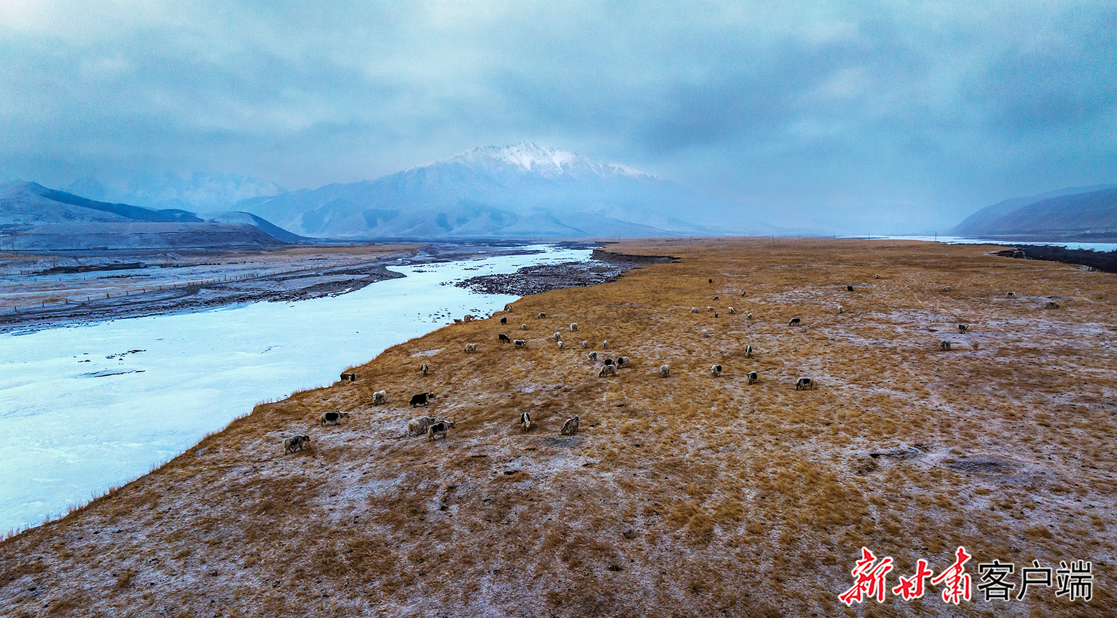 3月15日，天祝县抓喜秀龙草原被春雪覆盖，云雾萦绕山间，长城烽燧静静矗立，绘就出一幅清新灵动的高原春日生态画卷。新甘肃&middot;甘肃日报通讯员　赵世鹏