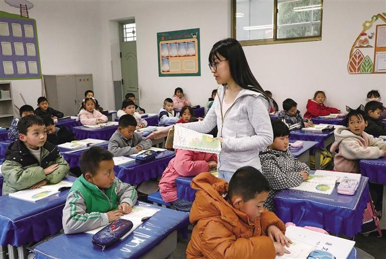 周艺老师给学生上课