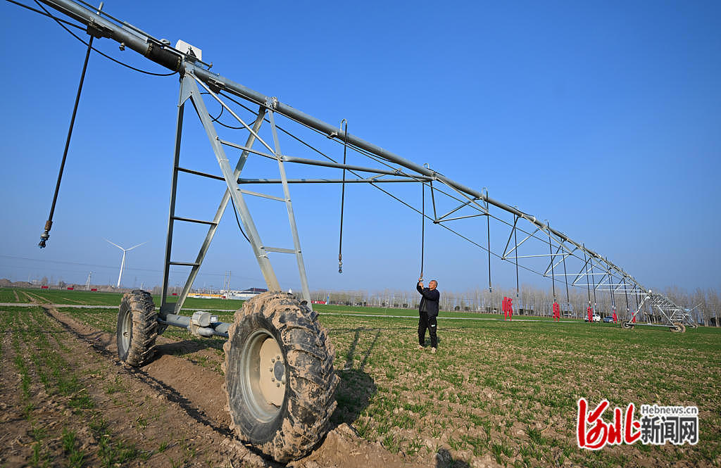 3月11日，在宁晋大曹庄农场国家级试验站麦田，农技人员在春灌前检查平移式喷灌机。