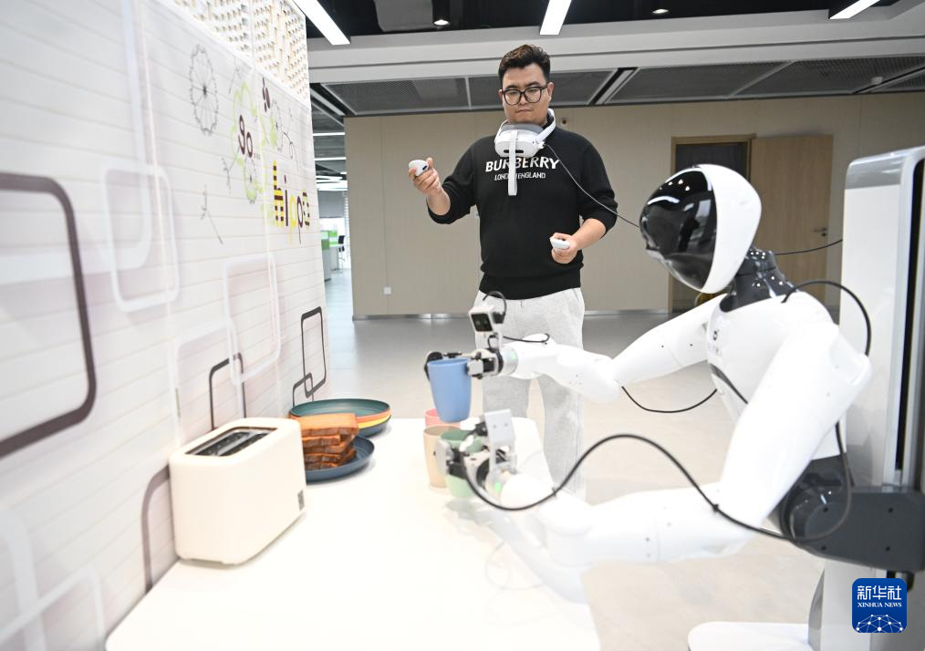 3月17日，在中国雄安集团数字城市科技有限公司具身智能训练场，工作人员对机器人进行具身智能训练。