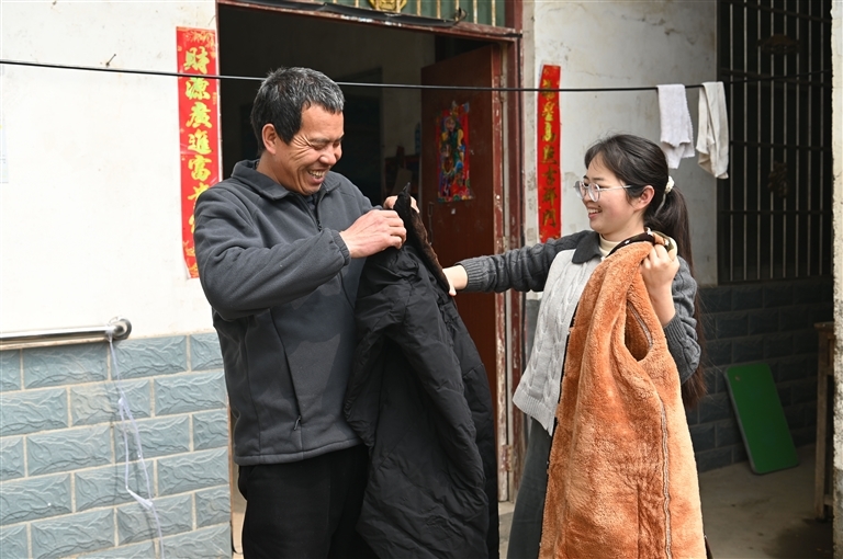 二叔雷治民和雷甜甜。白贺阳 摄