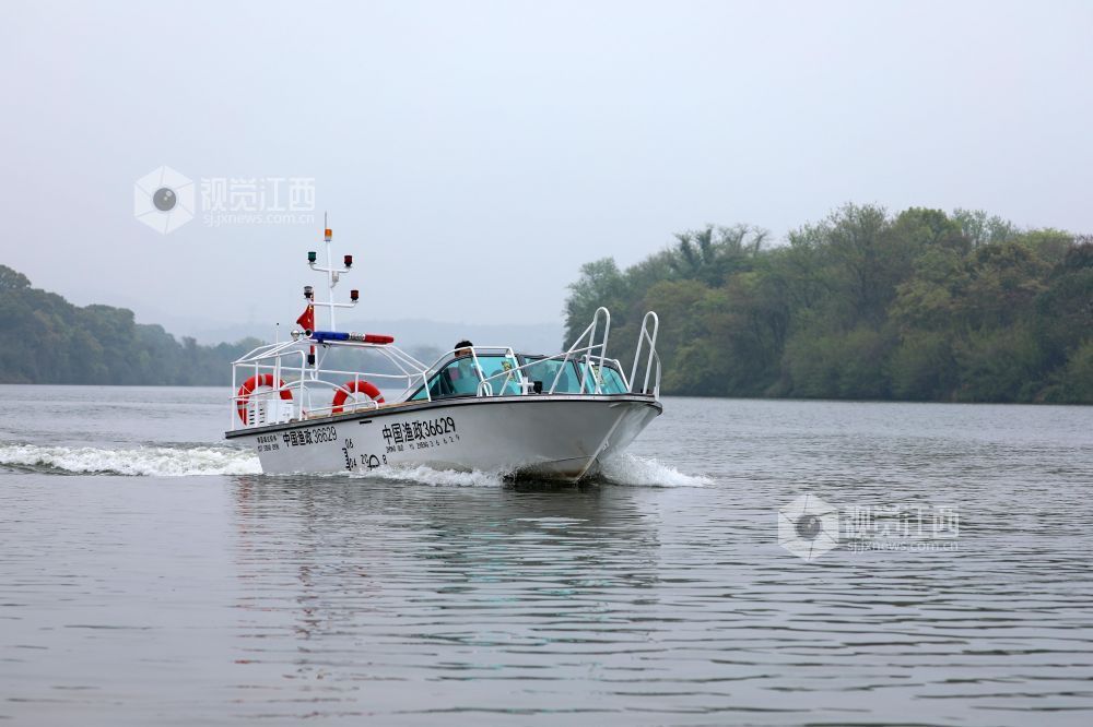 2026年3月18日,江西省吉安市泰和县农业综合行政执法大队执法人员正在赣江泰和段水域进行巡江护水。