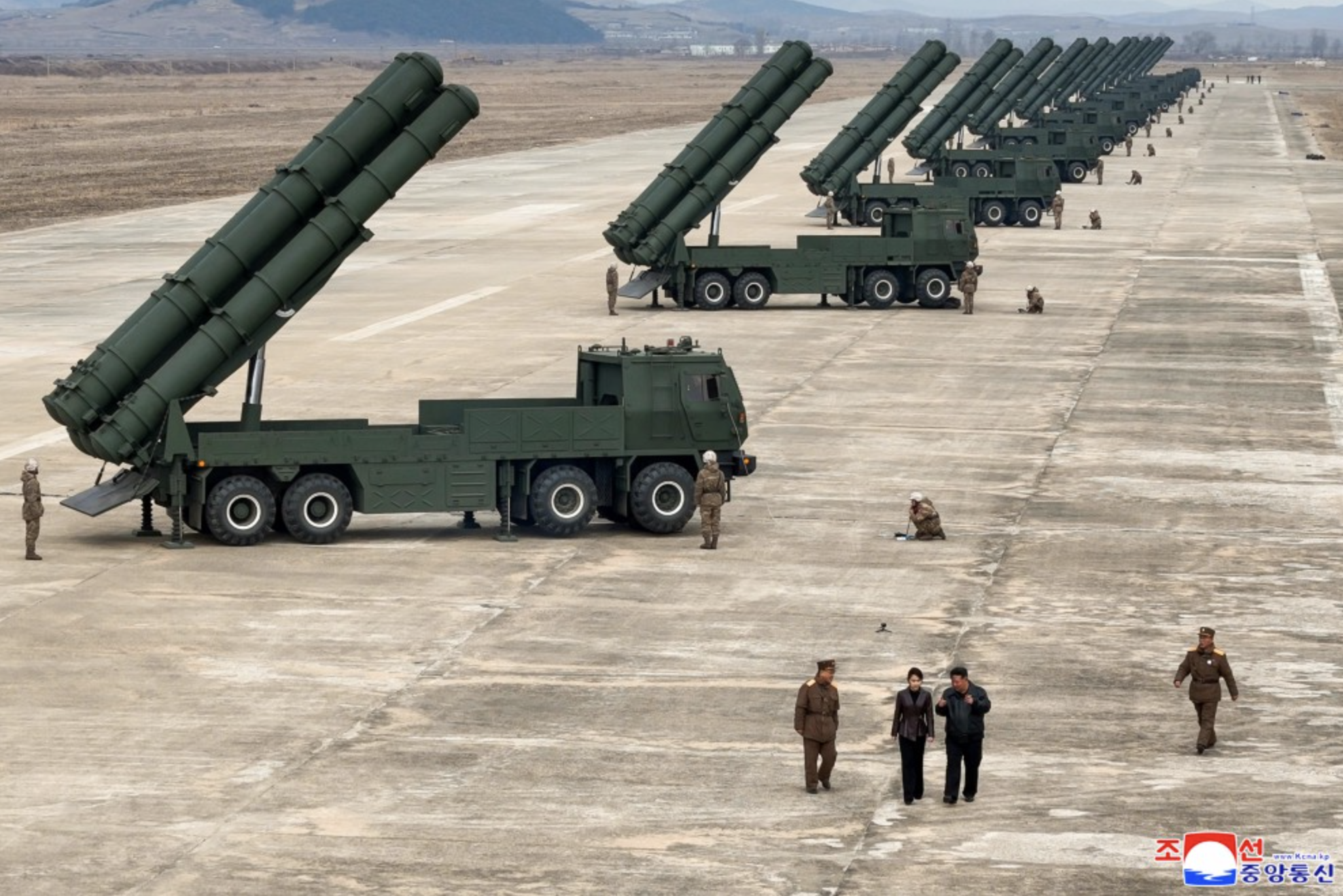 朝鲜远程炮兵部队火力打击训练,金正恩携女现场观摩
