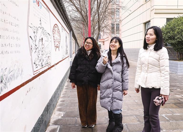 三名支教老师观看文化墙